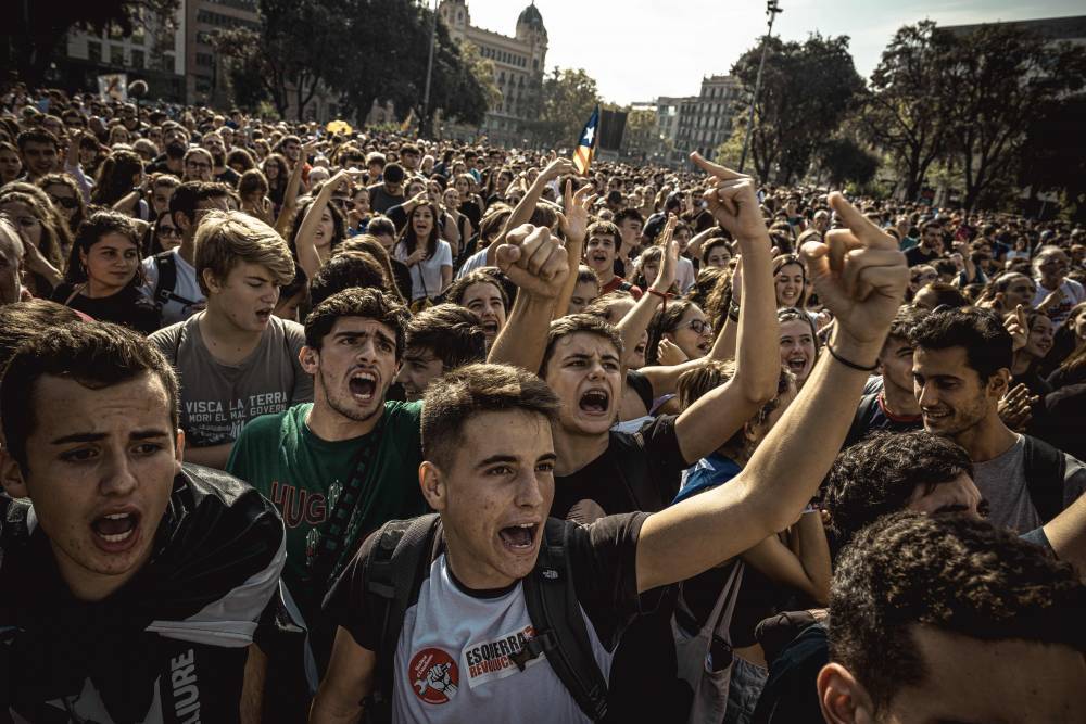 Десятки тысяч человек протестуют у управления полиции Испании