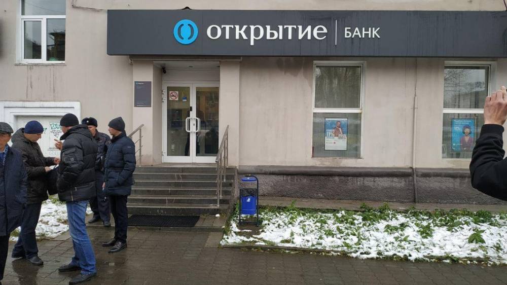 Грабитель банка в Екатеринбурге убил пытавшегося задержать его посетителя