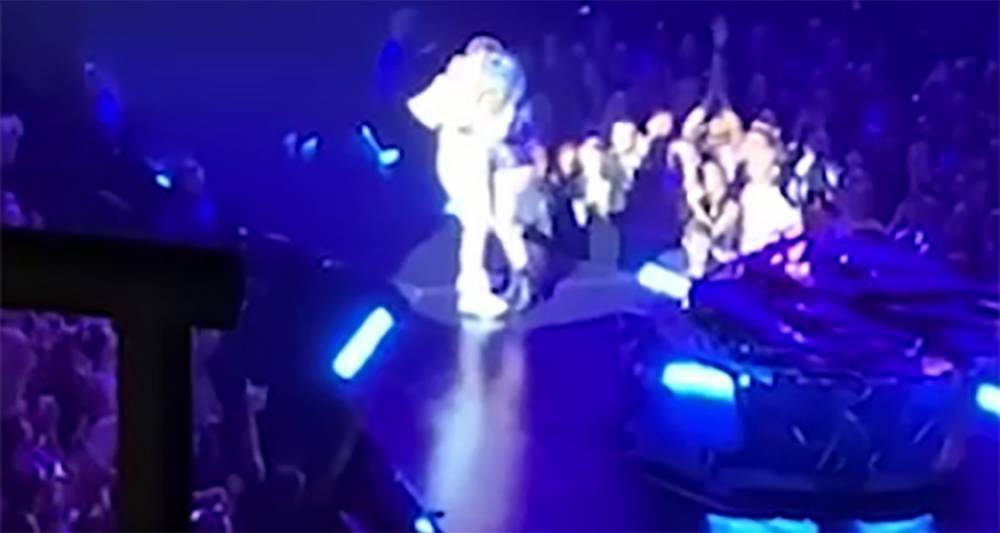 Леди Гага упала со сцены во время танца с поклонником