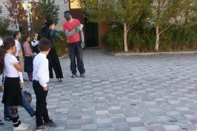 Камеры сняли, как "джокер" с топором пришел в школу в Дагестане