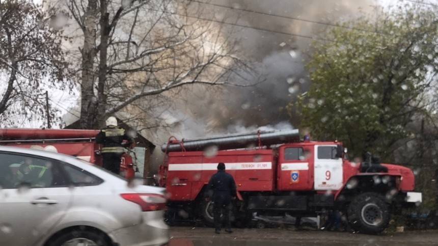 Видео: в Новосибирске после взрыва газового баллона загорелись два жилых дома