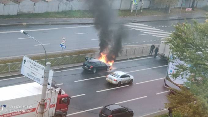 На Суздальском проспекте автомобиль был объят огнем