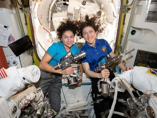 Две женщины впервые вышли в открытый космос без мужчин