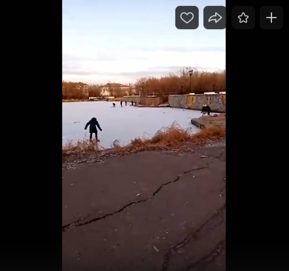 Игорь Гурьев попросил родителей не пускать детей на лед в городской парк