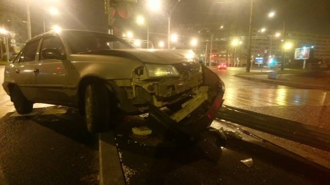 На Софийской площади нетрезвый водитель сбил светофор