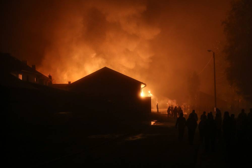 Трех маленьких детей спасли из горящего дома в Новосибирске