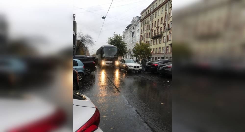 Припаркованный на полдороги BMW закупорил движение по 17-й линии Васильевского острова