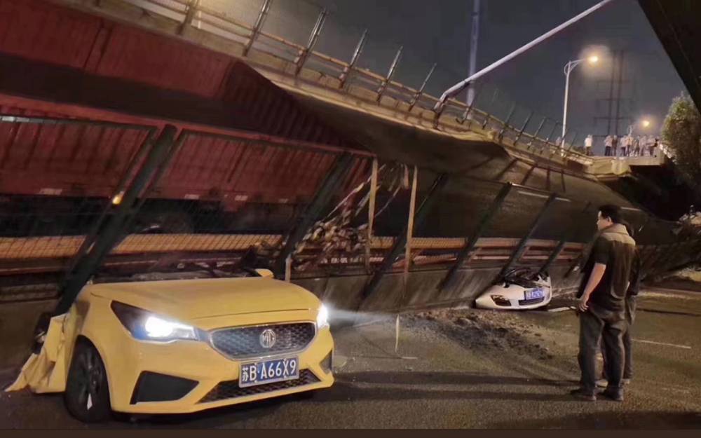 Появилось шокирующее видео рухнувшей эстакады в Китае