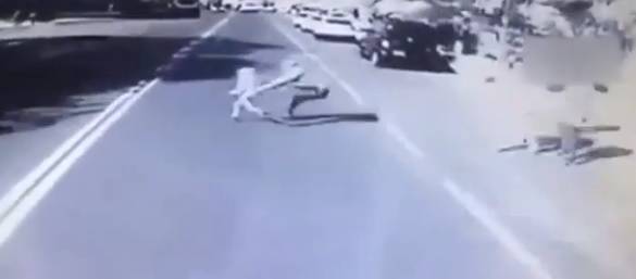 Видео: отец погиб под колесами автобуса, пытаясь спасти сына (18+)