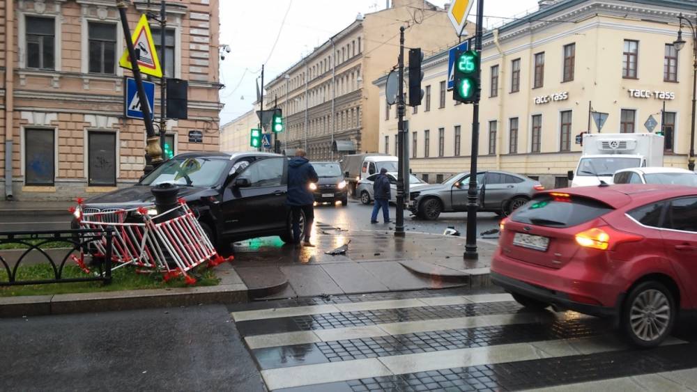 На пересечении Чернышевского и Шпалерной BMW влетел в столб после столкновения с Mercedes