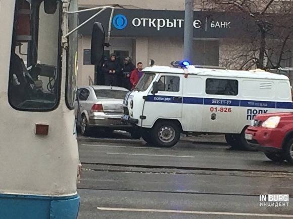 В Екатеринбурге при попытке ограбления банка «Открытия» убит человек