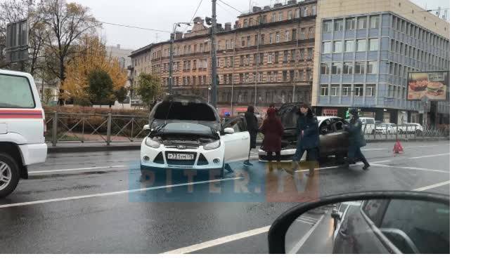 Volkswagen Polo загорелся после ДТП на Обводном канале