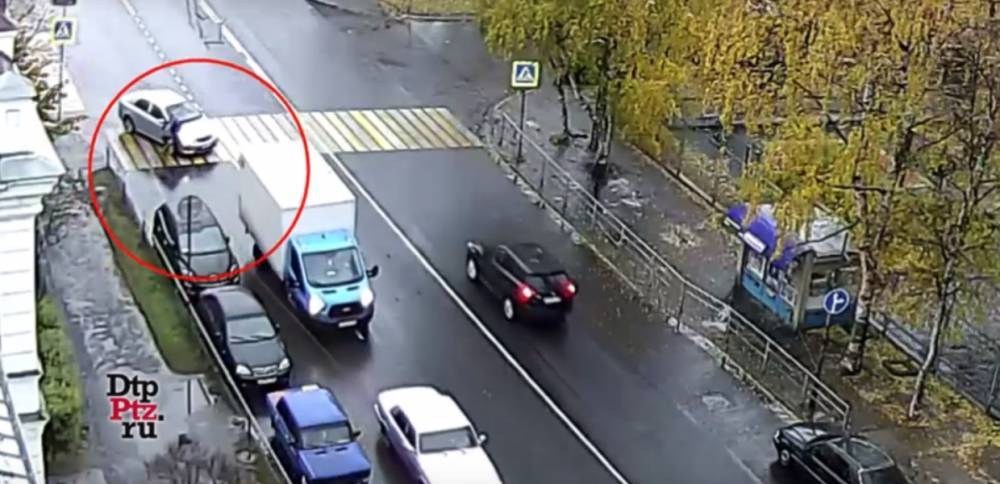 Toyota сбила женщину на пешеходном переходе в центре Петрозаводска