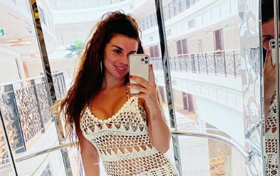 Седокова пожаловалась на лишний вес и показала фото в "голом" платье