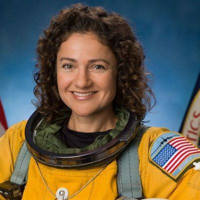 Две женщины-астронавта NASA начали первый в истории парный выход в открытый космос