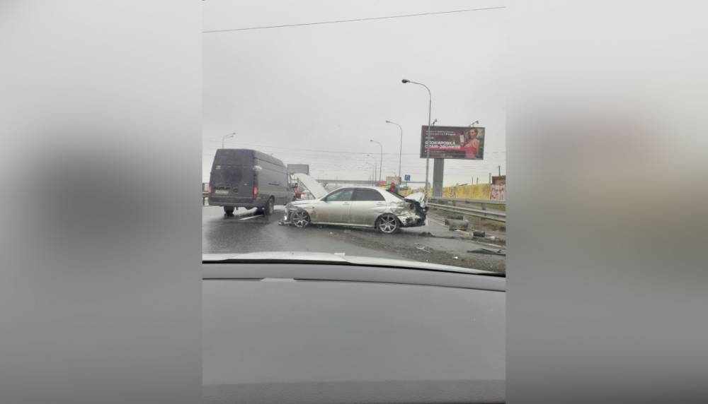 На Мурманском шоссе водители двух машин столкнулись и перегородили дорожные полосы