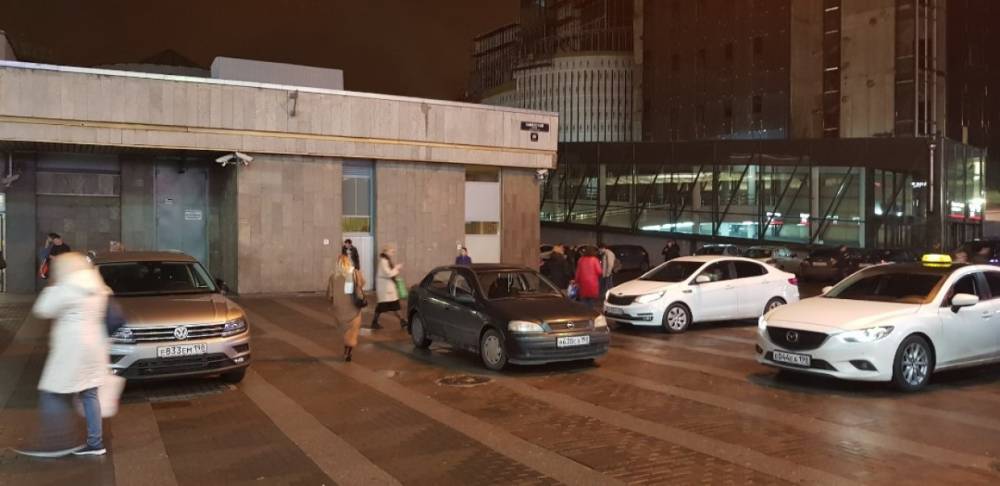 Петербургские водители начали парковаться прямо у входа на «Ладожскую»