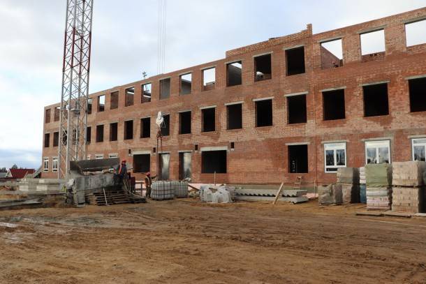 У новой школы в Краснозатонском появились стены и окна