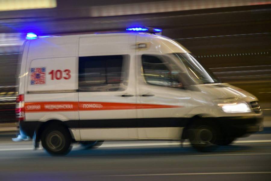 Два человека погибли при столкновении микроавтобуса с трактором под Красноярском