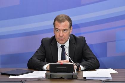 Медведев заявил о готовности ответить на размещение баз НАТО около России