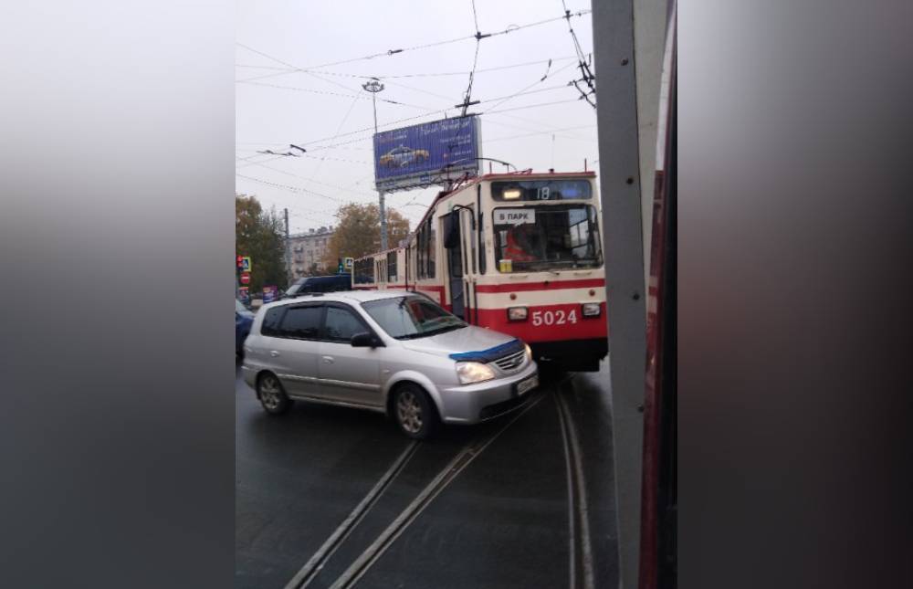 На Светлановской площади «поцеловались» трамвай и Kia