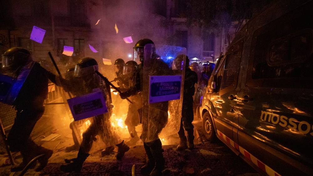 В результате протестов в Каталонии пострадали более 50 человек
