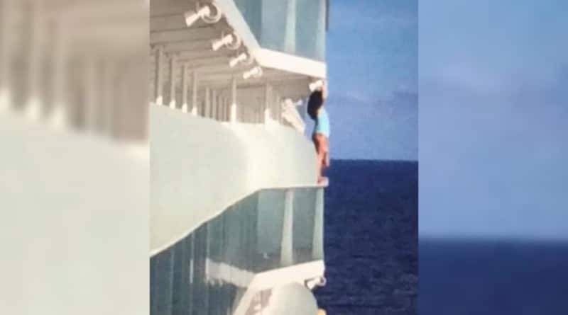 Пассажирка огромного круизного лайнера перелезла через перила балкона, чтобы сделать селфи