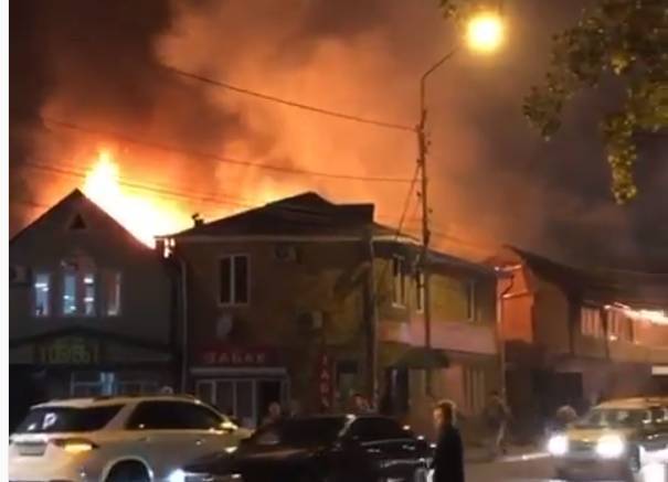 Пожар перекинулся на жилой дом с коммерческого здания в Пятигорске