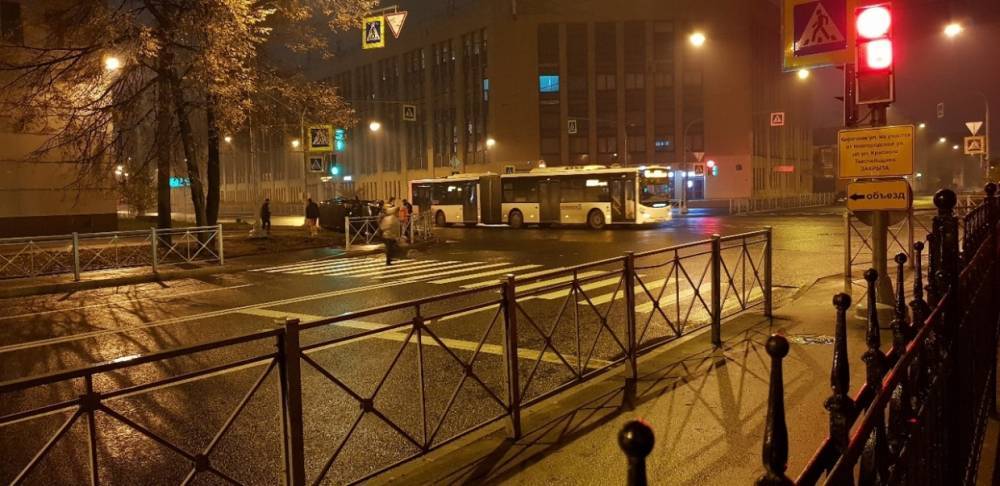 Иномарка прилегла на тротуар после ночного ДТП на улице Моисеенко