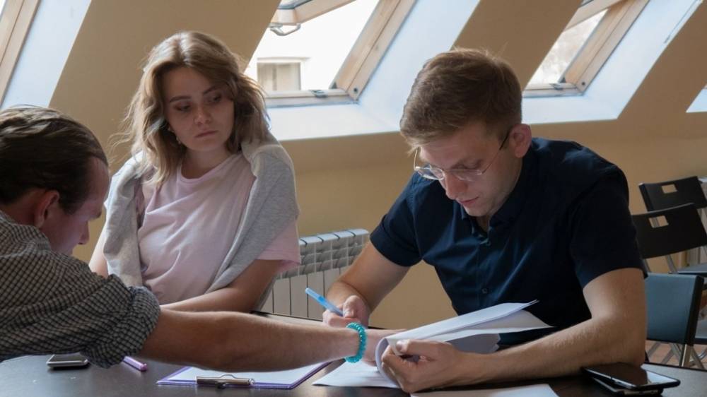 Эксперты выяснили, что молодежь в России стала больше учиться и работать
