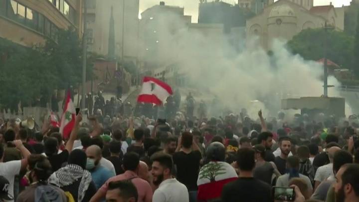 В Бейруте полиция разогнала протестующих водометами и газом