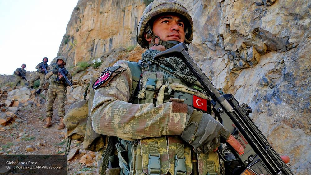 Турецкие солдаты взяли в плен около 200 боевиков ИГ на севере Сирии