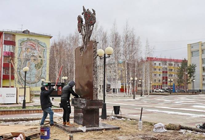 Памятник погибшим в ДТП юным спортсменам установили в Нефтеюганске