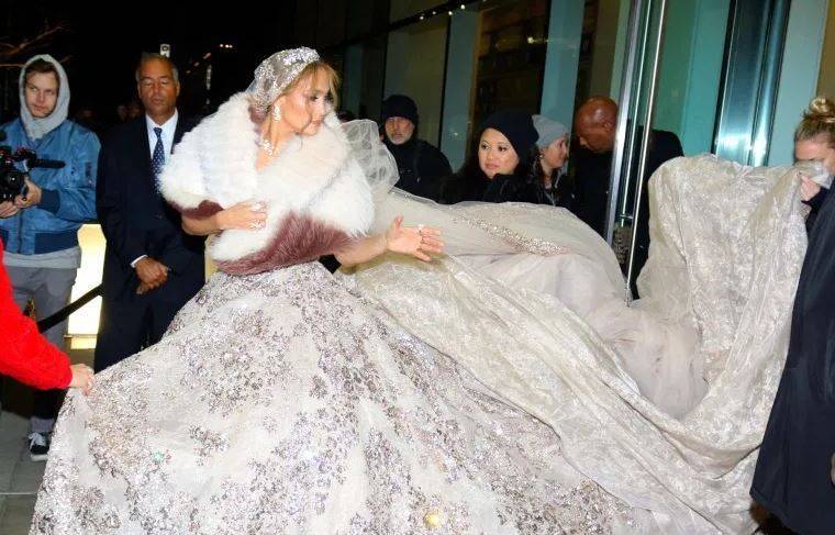 Дженнифер Лопес заметили на улицах Нью-Йорка в блестящем свадебном платье
