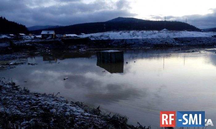 Минимум 10 человек погибли после прорыва дамбы в Красноярском крае