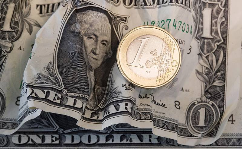 Курс валют сегодня: доллар и евро упали на бирже
