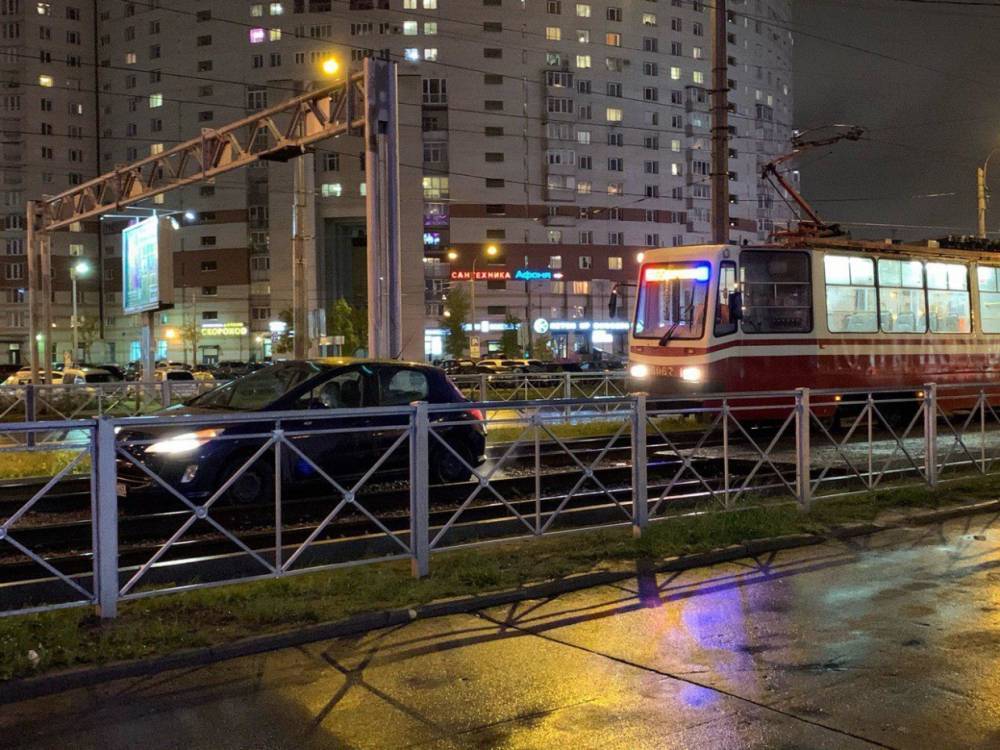 Иномарка перегородила трамвайные пути на Комендантском проспекте