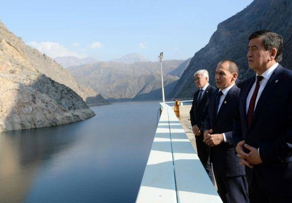 Президент Киргизии пообещал главной ГЭС республики долгую жизнь