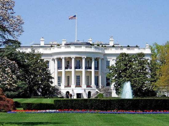 Белый дом: США приостановили помощь Киеву из-за коррупции на Украине