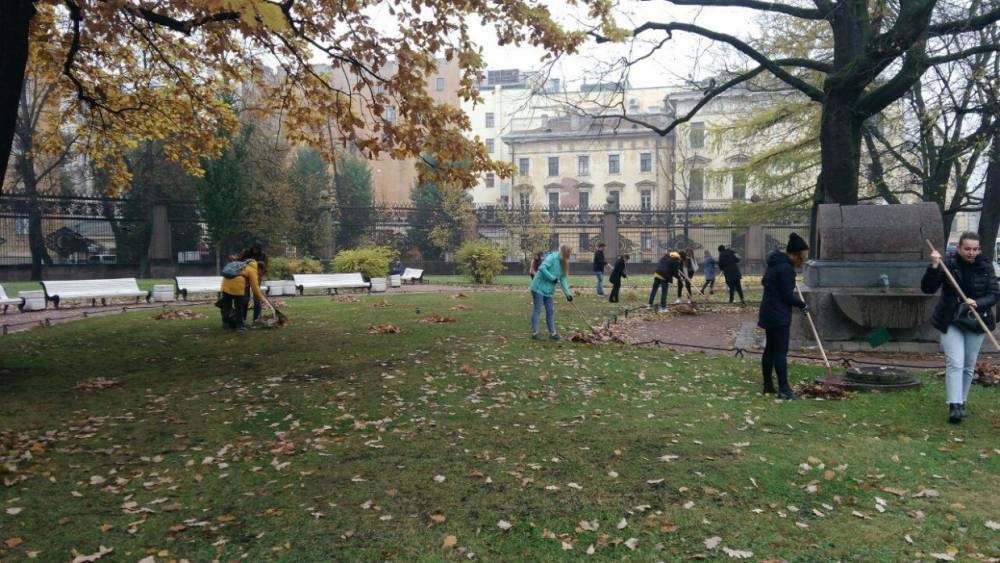 Студенты РГПУ им. Герцена по своей инициативе решили убрать Воронихинский сквер от листвы