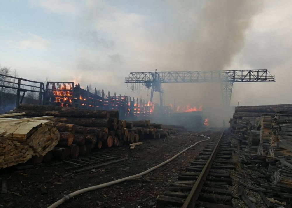 Видео: пожар на станции под Красноярском перекинулся на постройки