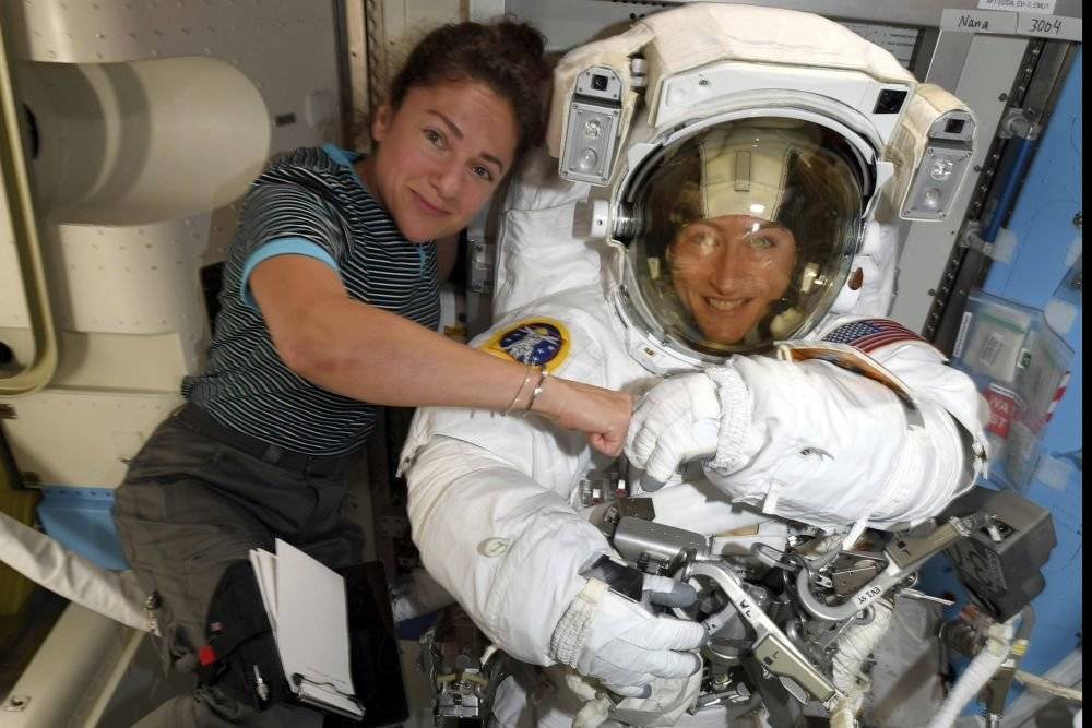 Впервые в открытый космос с борта МКС вышли две женщины