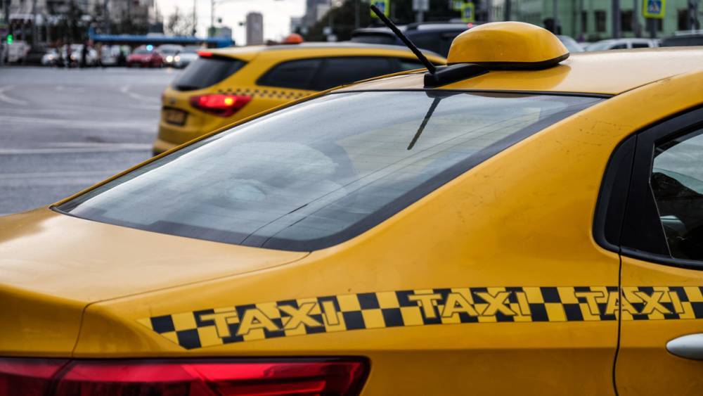 Под Гвардейском угрожавший ножом пассажир угнал такси