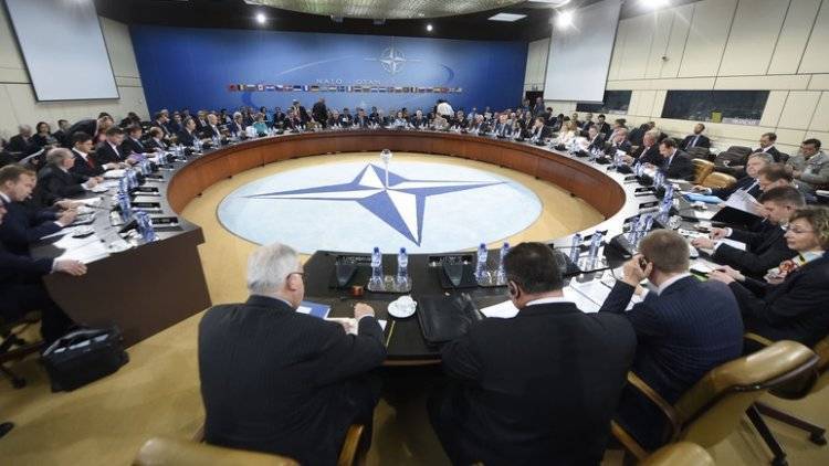 Немецкий политик назвал «вчерашним днем» привычку оглядываться на решения НАТО и США