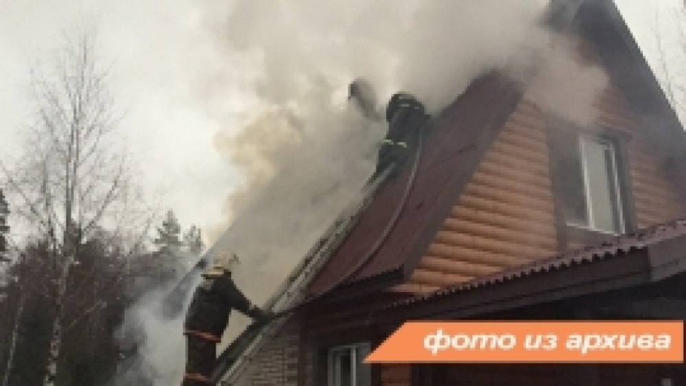 Спасатели потушили пожар в дачном доме в СНТ «Колпинец» менее чем за час