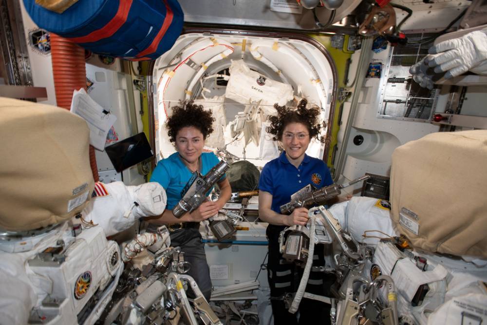Впервые в истории две женщины одновременно вышли в открытый космос