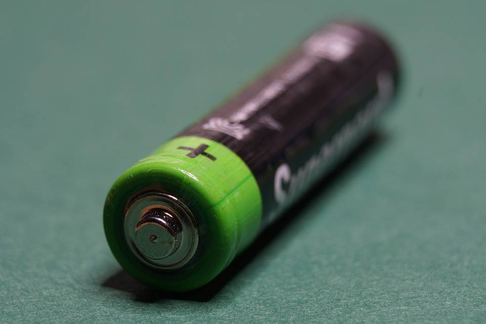 В России собираются запретить выбрасывать батарейки в мусоропроводы