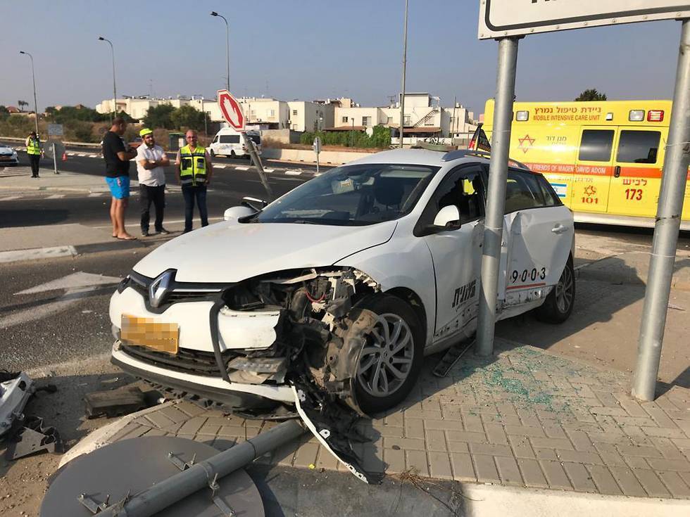 Трагедия возле Сдерота: мужчина и мальчик погибли в такси при столкновении с грузовиком