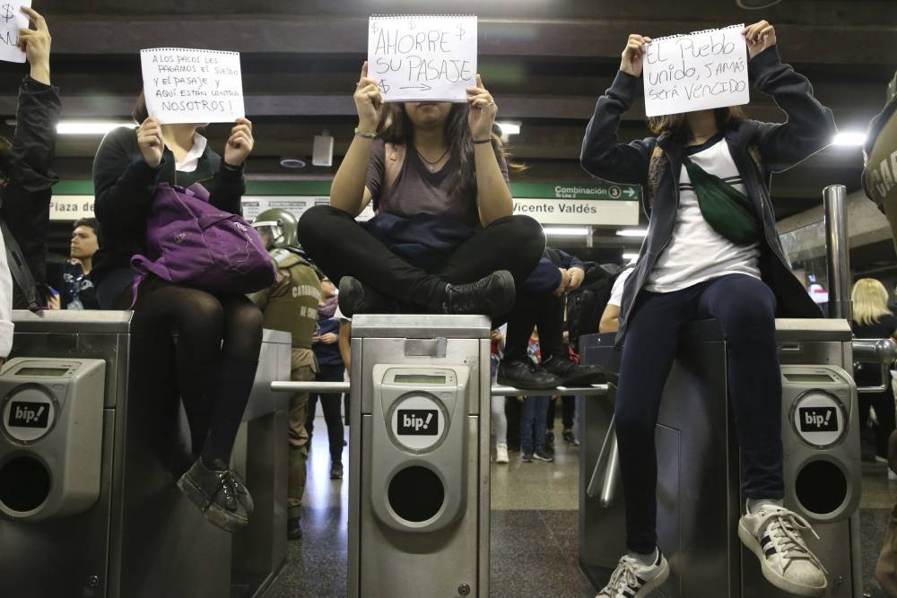 В столице Чили начались протесты из-за повышения цен на метро. В городе введен режим ЧП