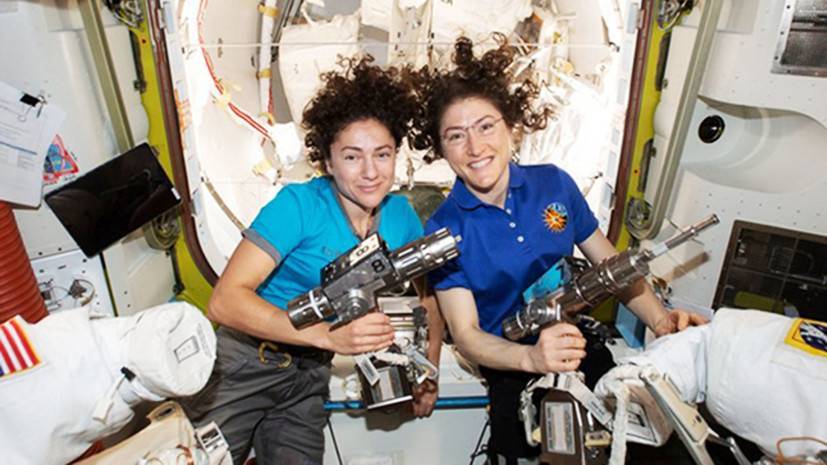 Кристина Кук - Астронавты Кук и Мейр завершили миссию по выходу в открытый космос - russian.rt.com